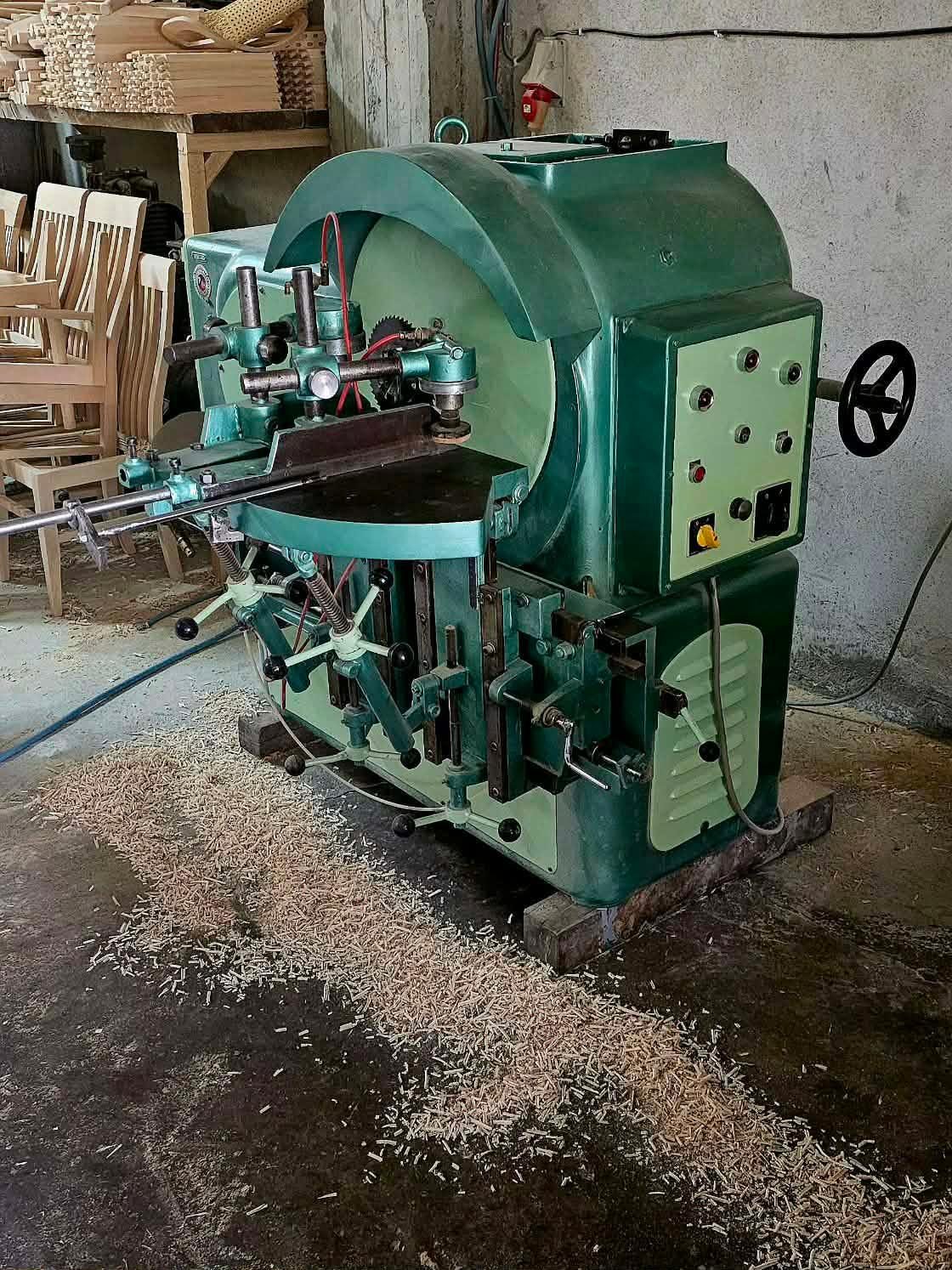 Makineri druri për thitha meshkuj