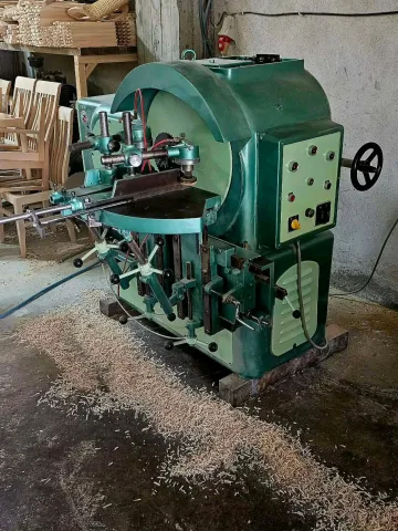 Makineri druri për thitha meshkuj