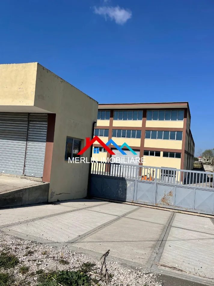 Durres, jepet me qera ambjent biznesi, me 3 kate, 3.000 m² 7.200 € (Rruga e Shijakut Durres)