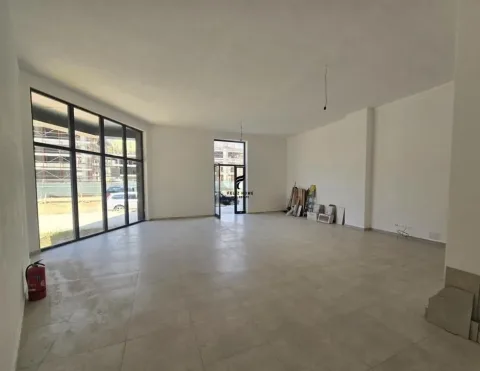 Tirane, jepet me qera dyqan Kati 0, 84 m² 900 € (BULEVARDI I RI)
