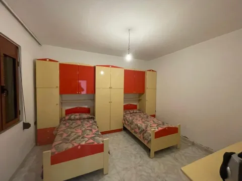 Vlore, JEPET ME QIRA DITORE VILA 100 METRA LARG DETIT DHE SHETITORES