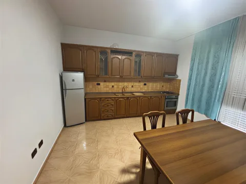 Tirane, jepet me qera apartament 2+1+Ballkon Kati 2, 143 m² 500 € (Tregu Elektrik, Pallati Grand)