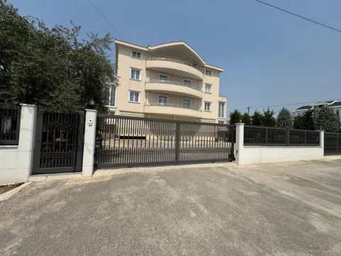 Tirane, jepet me qera magazine Kati 0, 222 m² 1.000 € (Paskuqan)