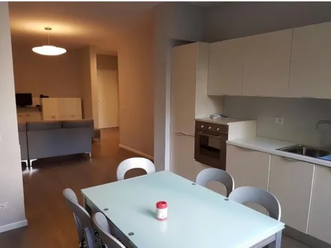 Tirane, jepet me qera apartament 1+1 Kati 3, 79 m² 900 € (Blloku)