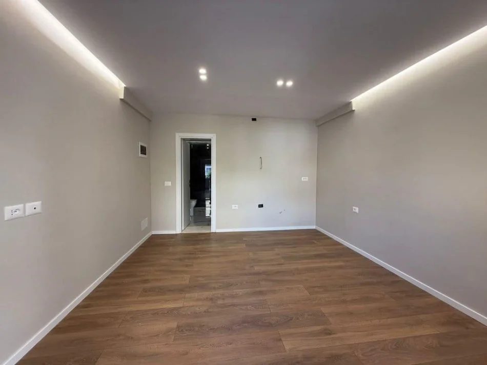 Tirane, jepet me qera zyre Kati 1, 30 m² 400 € (RRUGA E ELBASANIT)