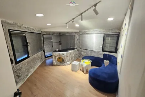 Tirane, jepet me qera zyre Kati 7, 500 m² 520 € (Rruga Petro Nini Luarasi)