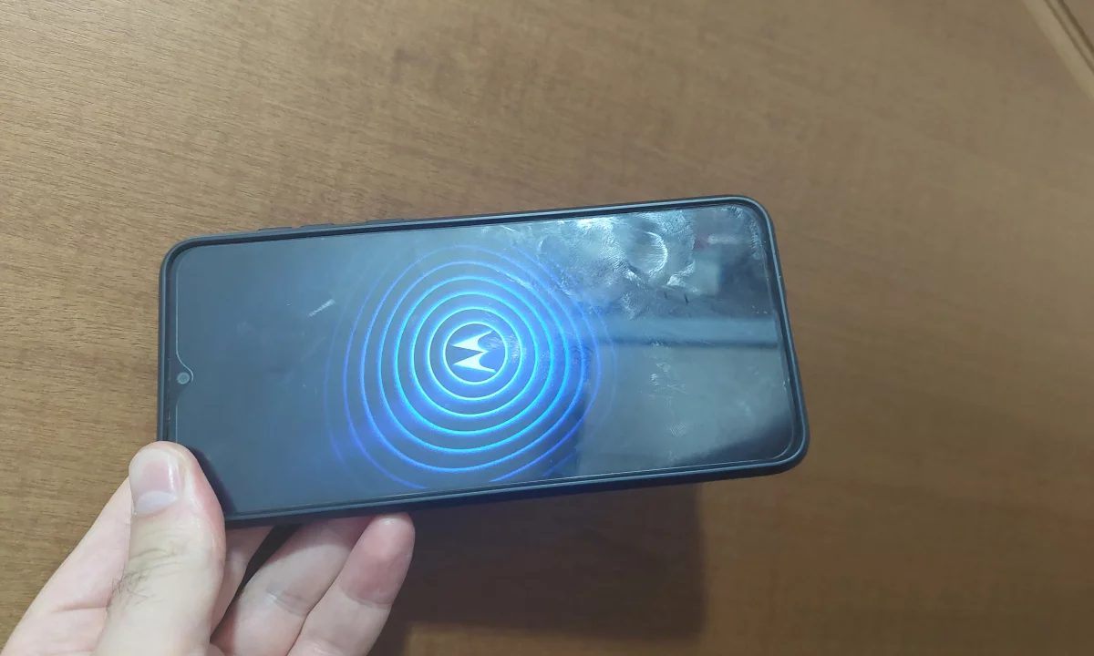 Shes smartphone Motorola Moto E13