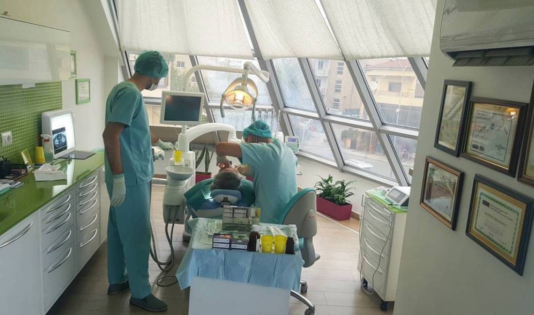 Klinik Dentare dhe Laborator Ndriodent ofron sherbim per Terapi, Endodonti, Kirurgji, Ortopedi, Implantologji dhe Ortodo