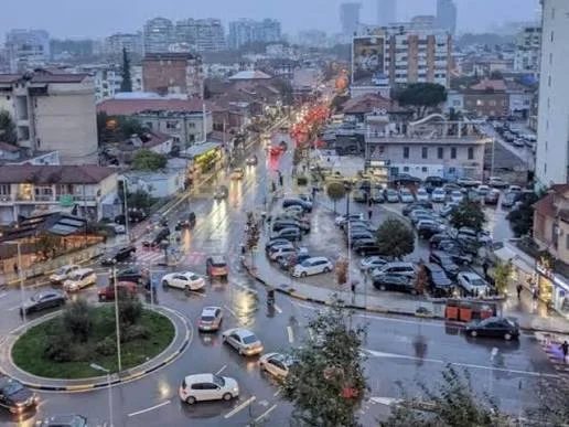 Tirane, jepet me qera garsonier 1+1 Kati 0, 500 € (Komuna e Parisit)