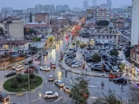 Tirane, jepet me qera garsonier 1+1 Kati 0, 500 € (Komuna e Parisit)