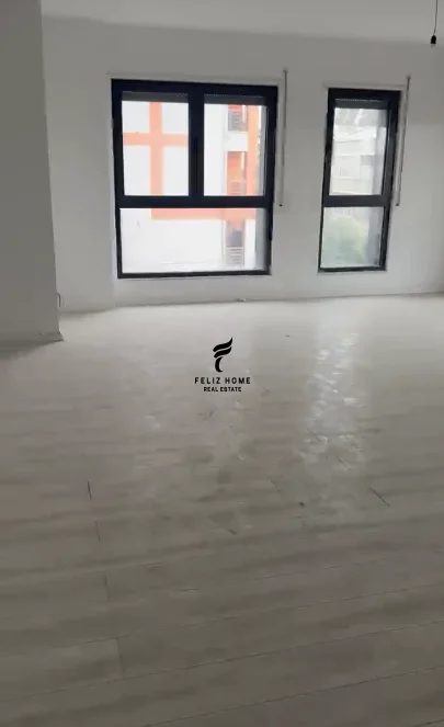Tirane, jepet me qera zyre Kati 1, 126 m² 800 € (BULEVARDI I RI)