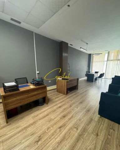 Tirane, jepet me qera zyre Kati 1, 60 m² 21 € (21 DHJETORI)