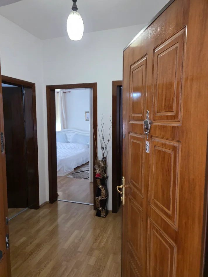 Tirane:Shitet Apart rinovuar & mirëmbajtur 2+1, kati 4,pallat ekzistus 5-kat,sip.82m²,Cmim180'000€, brenda unazës rr.Bar