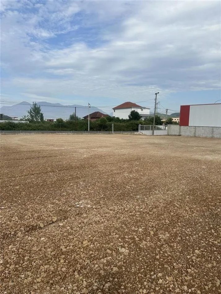 Tirane, jepet me qera toke , 1.000 m² (VAQARR)