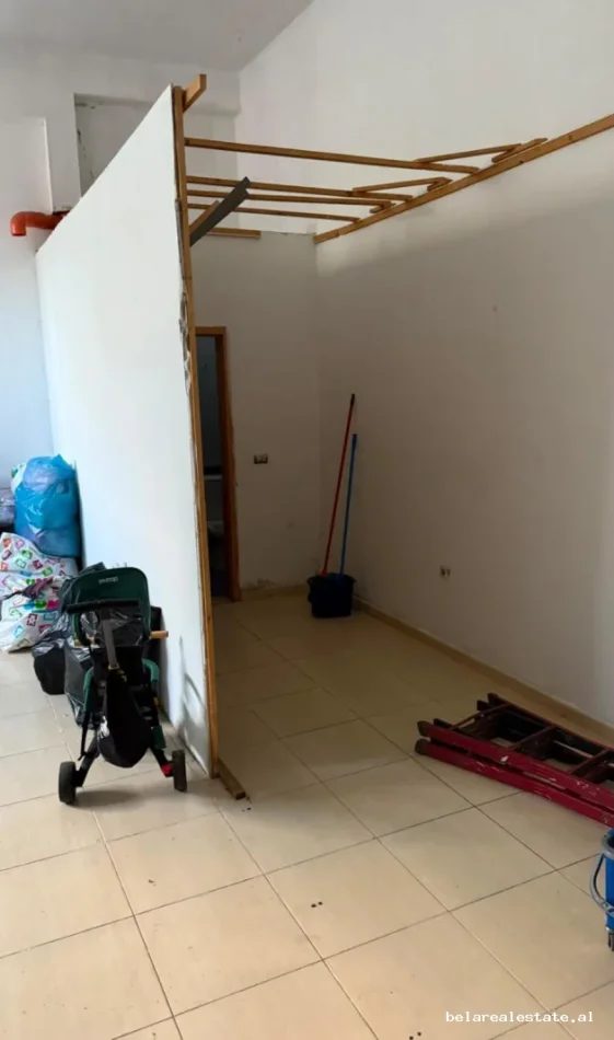 Tirane, shitet dyqan Kati 0, 61 m² 215.570 € (Komuna e Parisit)
