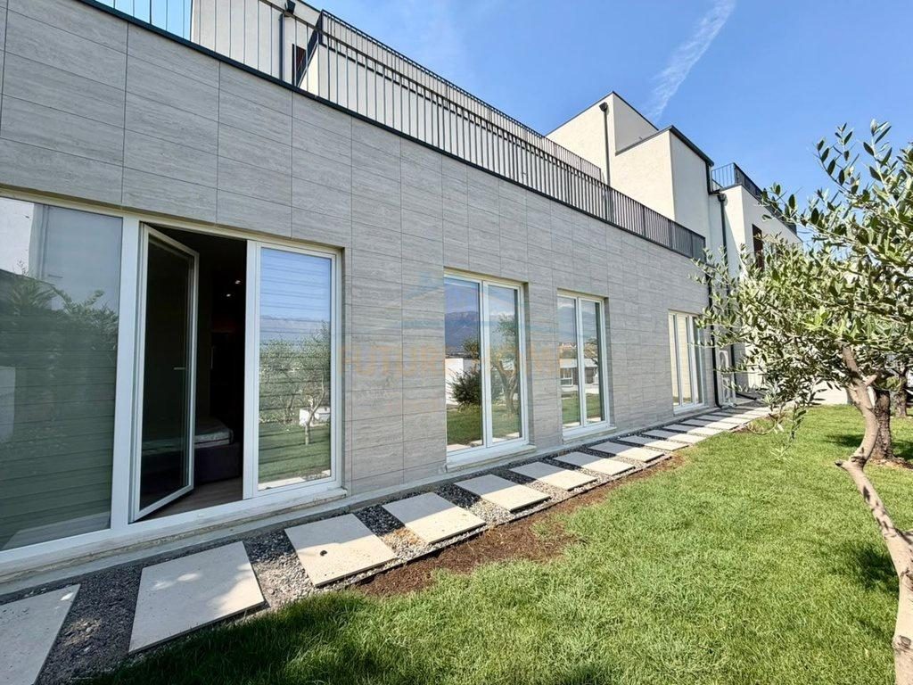 0697863654Qera, Apartament 3+1+Verandë+ 2PosteParkimi,+Depo,