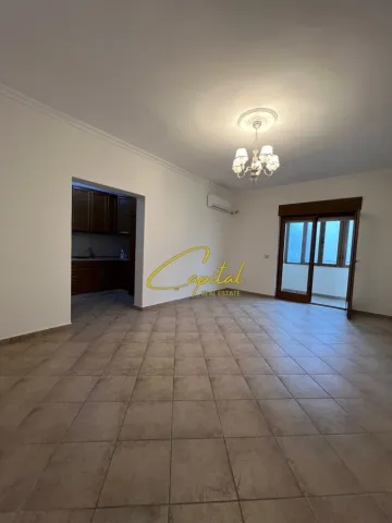 Tirane, jepet me qera zyre Kati 2, 700 m² 700 € (QENDER)