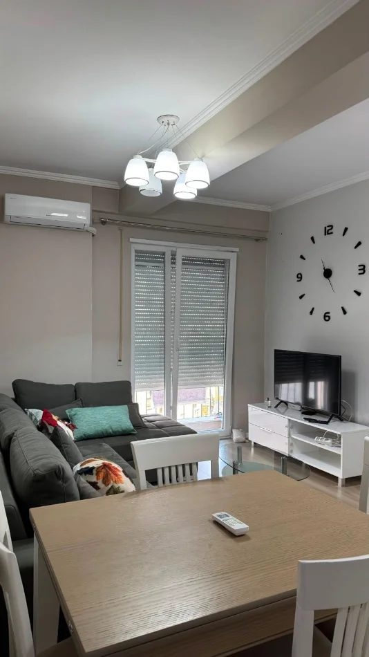 Tirane, jepet me qera apartament 1+1+Ballkon Kati 6, 65 m² 600 € (Bulevardi Bajram Curri)