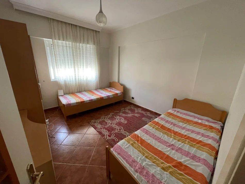 Jepet me qera 2+1, 95 m2 direkt nga pronari - në Komunën e Parisit - tek Nefeli, një nga zonat më të preferuara
