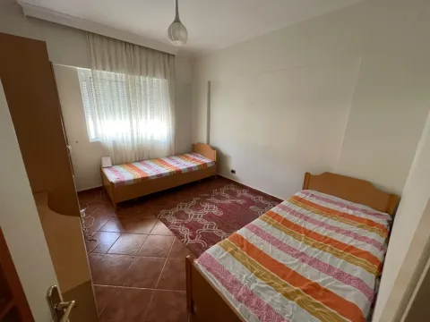 Jepet me qera 2+1, 95 m2 direkt nga pronari - në Komunën e Parisit - tek Nefeli, një nga zonat më të preferuara