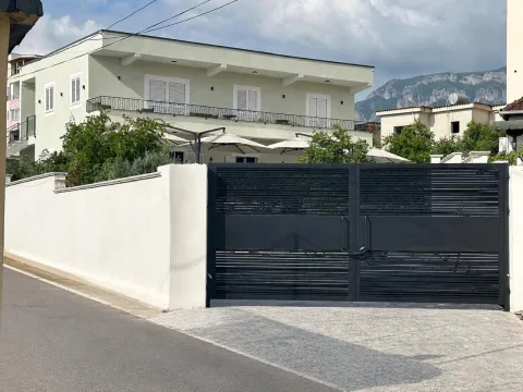 Shitet Vilë dykatëshe me dy apartamente të pavarura