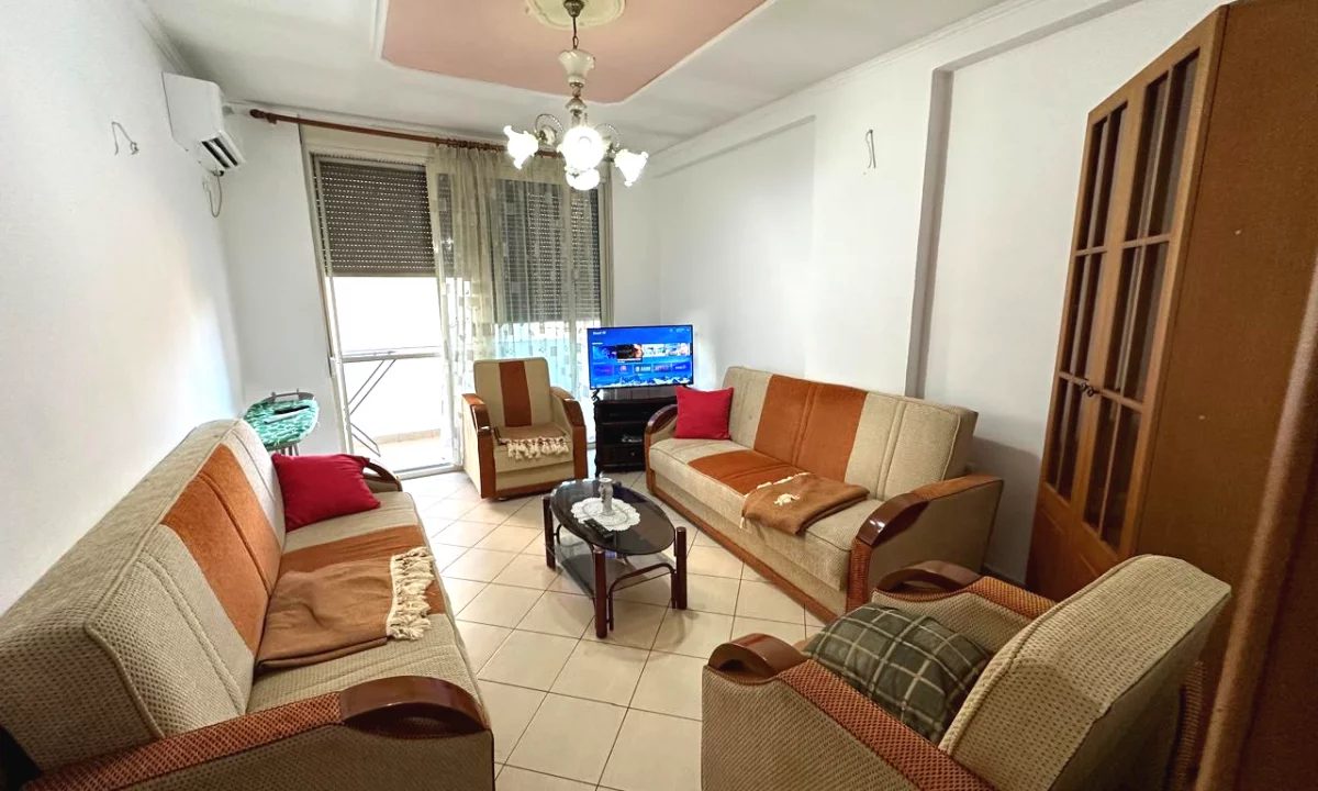 🏢Pazari i Ri,prane Optika Roma jepet me qera apartament 1+1,i mobiluar. 50,000Leke