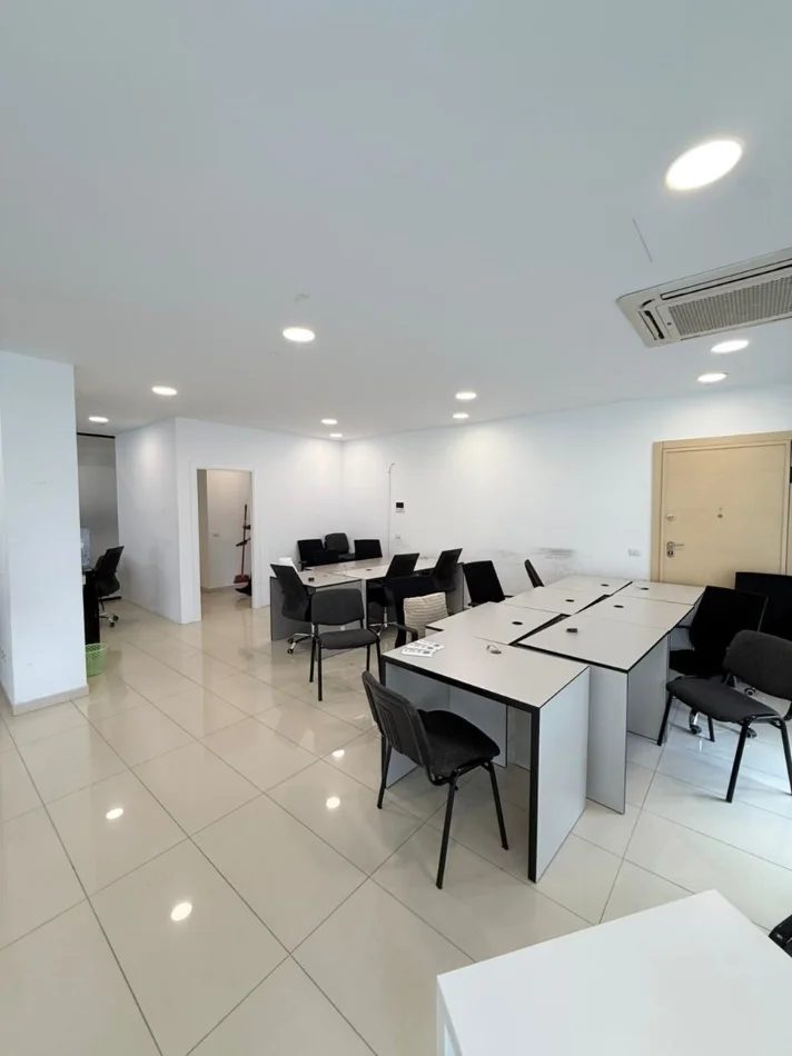 Tirane, jepet me qera zyre Kati 6, 187 m² 2.500 € (RRUGA E KAVAJES)