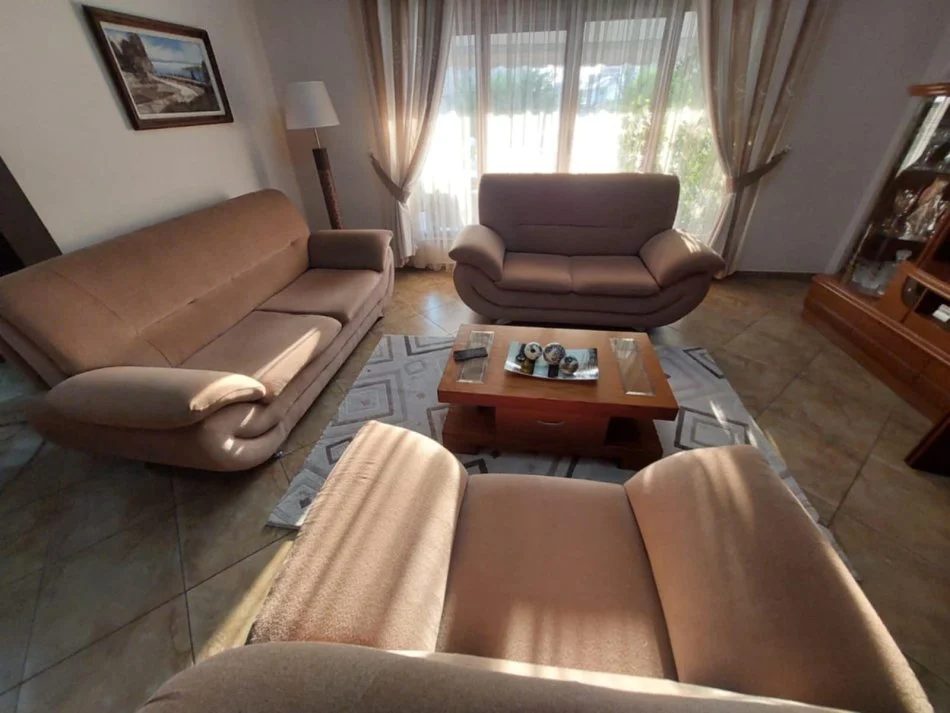 Tirane, shes Shitet set Kolltuqesh per sallone, 3+2+1+1 350 €