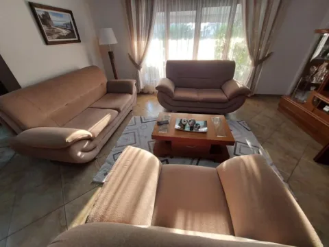 Tirane, shes Shitet set Kolltuqesh per sallone, 3+2+1+1 350 €