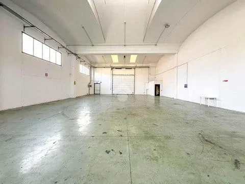 Tirane, shes magazine Kati 0, 1.000 m² 800.000 € (Prush)