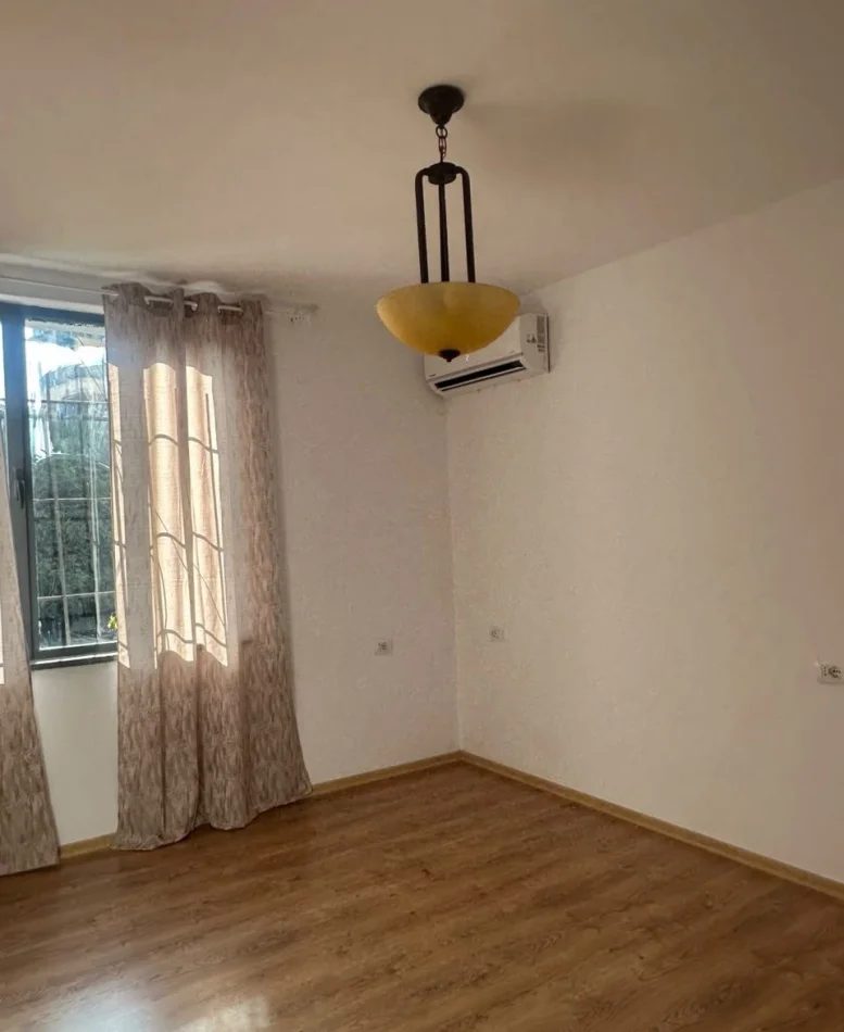 Tirane, jepet me qera ambjent biznesi Kati 2, 50 m² 650 € (Bulevardi Zogu i Parë)