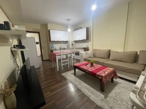 Tirane, jepet me qera apartament 1+1+Ballkon Kati 3, 70 m² 500 € (LIQENI THATE)