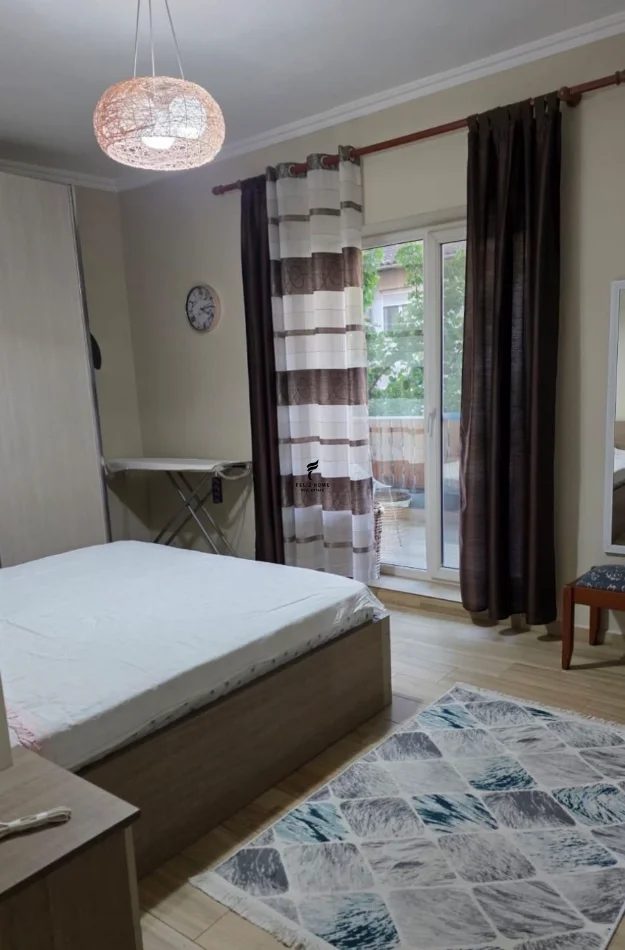 Tirane, jepet me qera apartament 2+1 Kati 2, 100 m² 650 € (ALI DEMI)