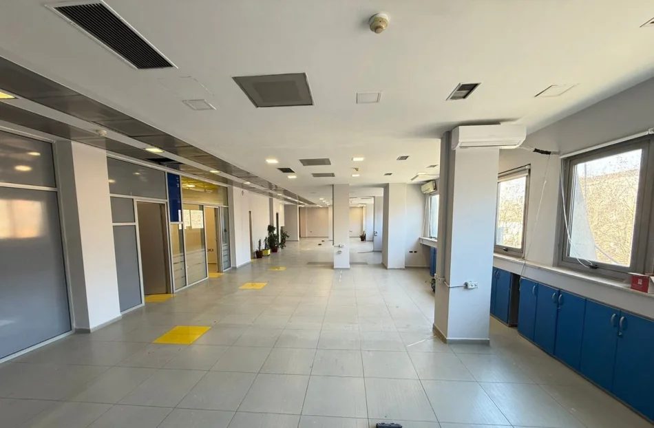 Tirane, shitet ambjent biznesi Kati 2, 667 m² 1.567.000 € (Condor Center 2244200 E 2)