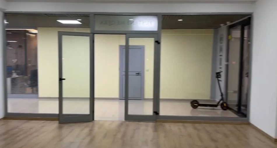 Tirane, jepet me qera ambjent biznesi Kati 1, 55 m² 500 € (Rruga e Kavajës)