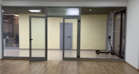Tirane, jepet me qera ambjent biznesi Kati 1, 55 m² 500 € (Rruga e Kavajës)
