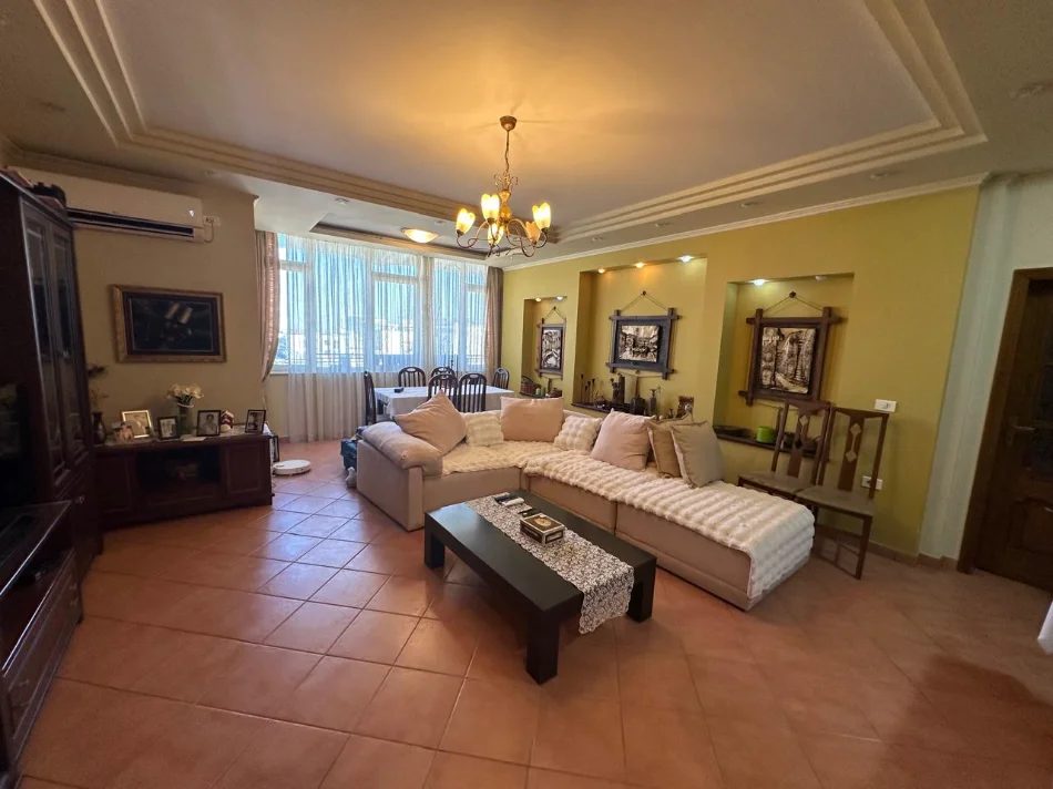 Tirane, jepet me qera apartament 2+1+Ballkon Kati 10, 120 m² 900 € (Rruga Fortuzi)