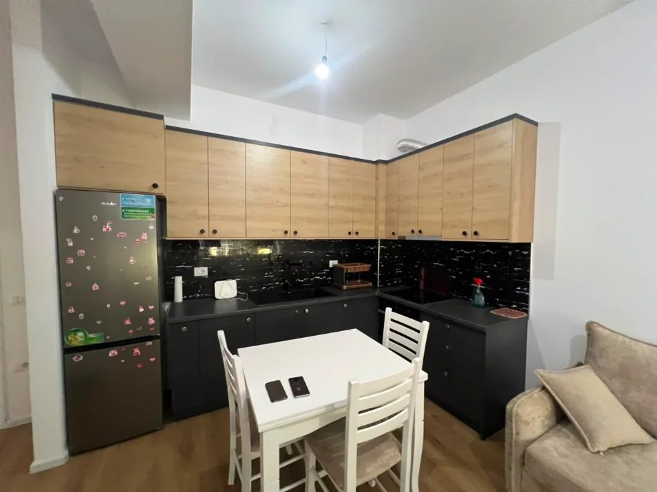Tirane, jepet me qera apartament 1+1 Kati 3, 48 m² 400 € (Kompleksi Kaimi,Ali Demi)