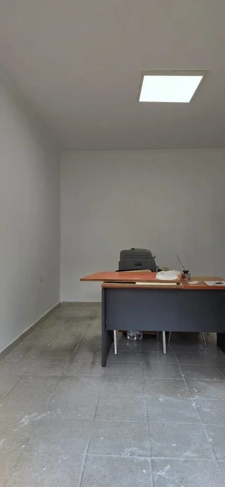 Tirane, jepet me qera ambjent biznesi Kati 1, 24 m² 300 € (Skanderbeg Square)