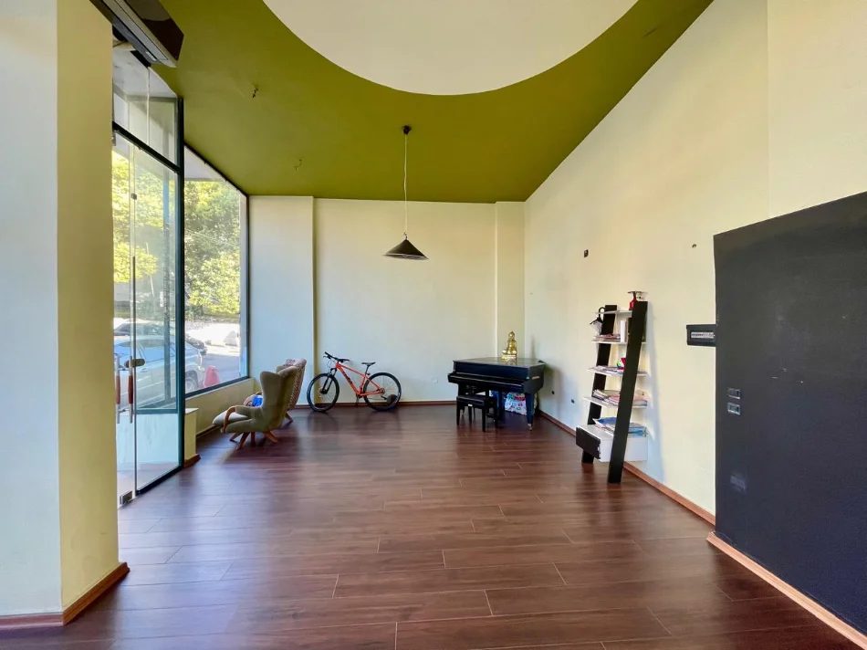 Tirane, jepet me qera dyqan Kati 0, 75 m² 800 € (Qytet studenti)