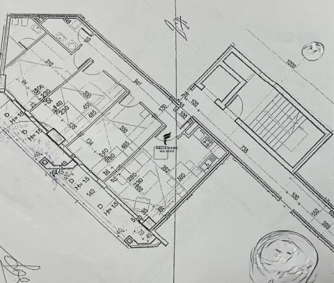 Tirane, jepet me qera zyre Kati 3, 132 m² 650 € (RRUGA E DIBRES)