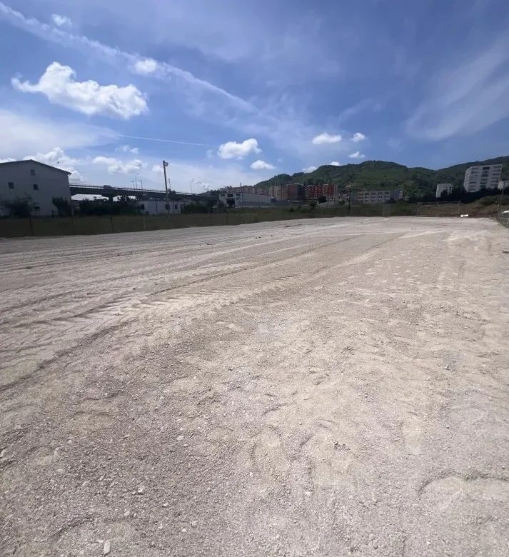 Tirane, jepet me qera ambjent biznesi Kati 0, 2.000 m² 1.500 € (Vore)