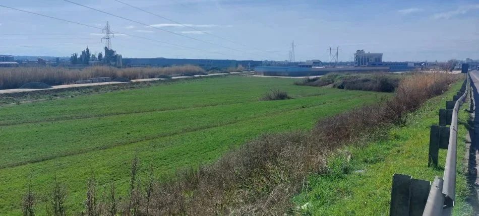 Durres, shitet truall , 9.600 m² 260.000 € (Autostrada “Tiranë – Durrës”)