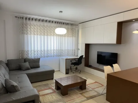 Tirane, jepet me qera apartament 1+1+Ballkon Kati 4, 70 m² 680 € (5 MAJI)