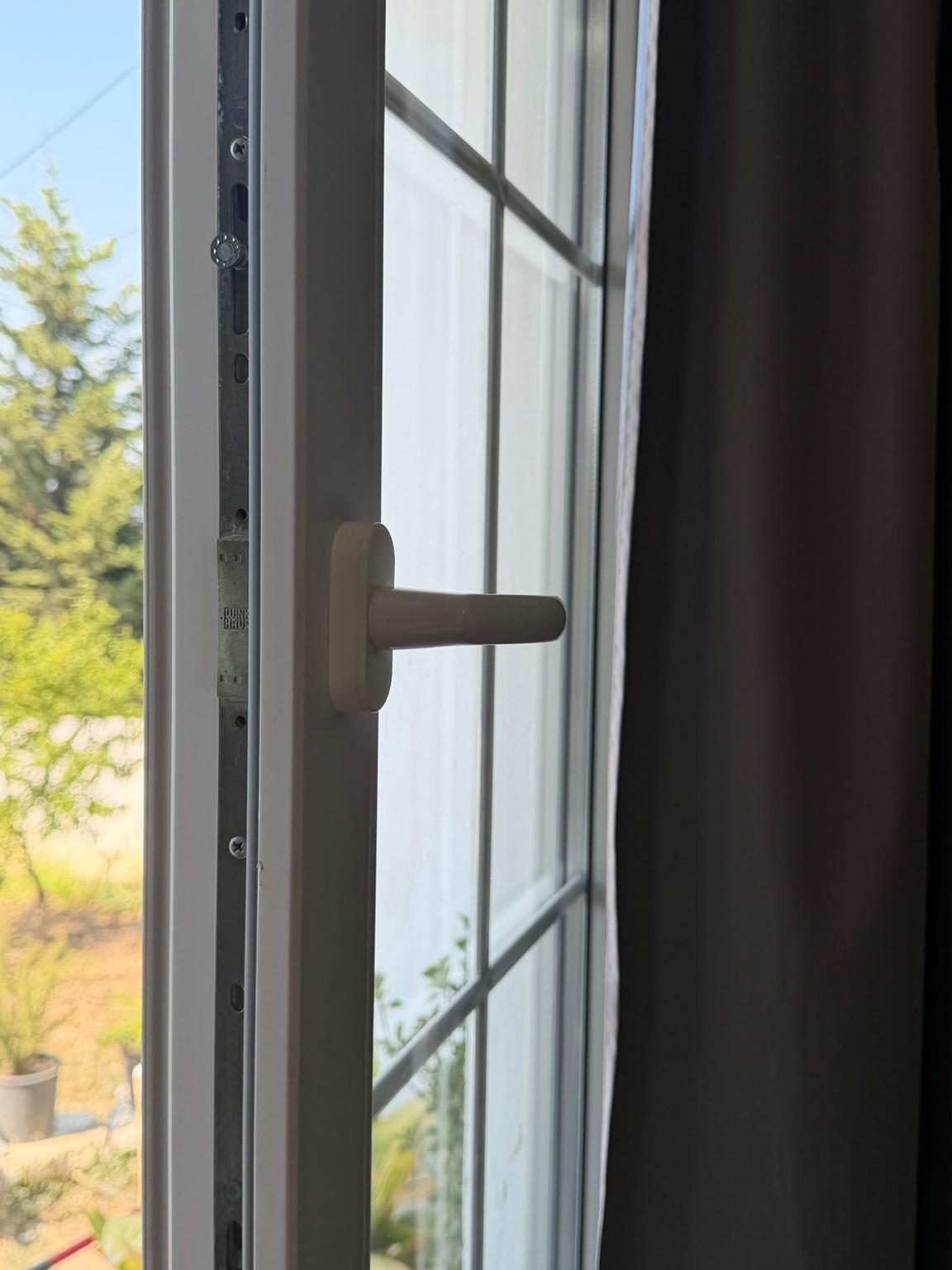 Dritare PVC të bardha me dopio xham-super gjendje