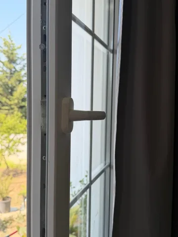Dritare PVC të bardha me dopio xham-super gjendje