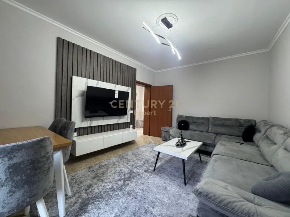 Tirane, jepet me qera 2+1 Kati 5, 62 m² 700 € (Rruga e Durrsit)