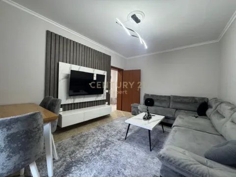 Tirane, jepet me qera 2+1 Kati 5, 62 m² 700 € (Rruga e Durrsit)