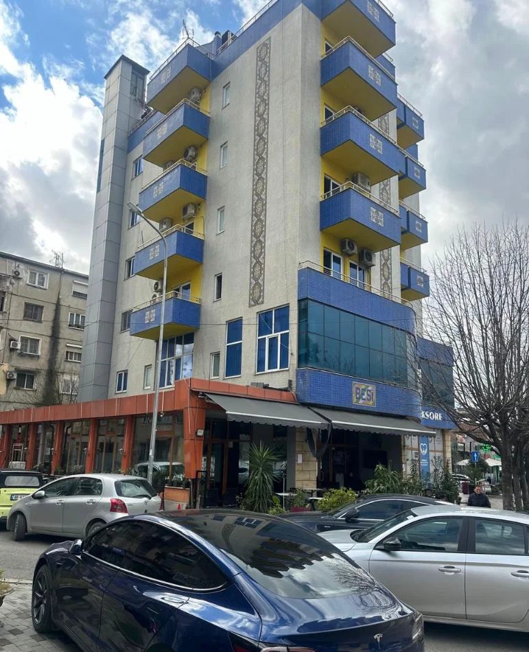 Tirane, jepet me qera ambjent biznesi Kati 6, 1.600 m² 16.000 € (LAPRAKE)