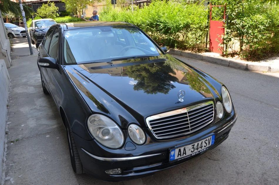 Tirane, shes makine Mercedes e class 270 Nafte, blu e errët automatik Kondicioner 260.000 km 2.500 €